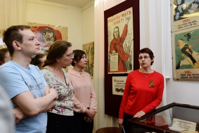 В Научной библиотеке ТГУ представлены плакаты, фотографии, открытки и книги времен Великой Отечеств...