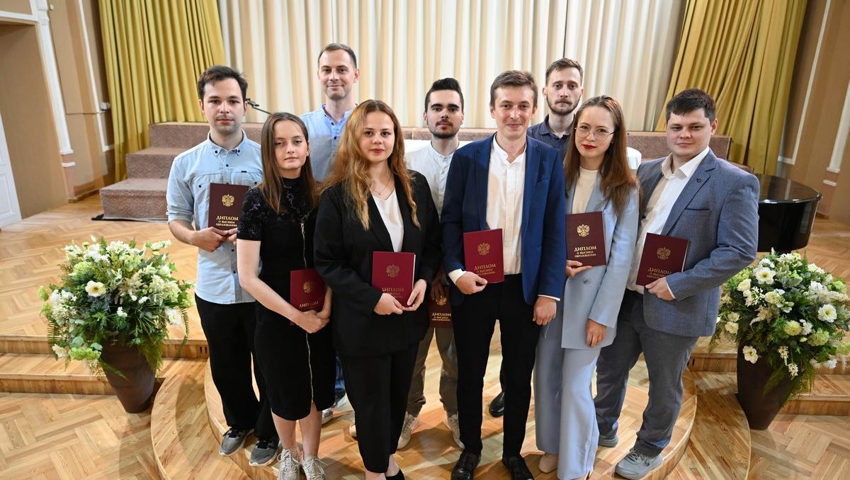 Вся группа магистрантов, изучавшая Сибирь и Арктику, получила красные дипломы