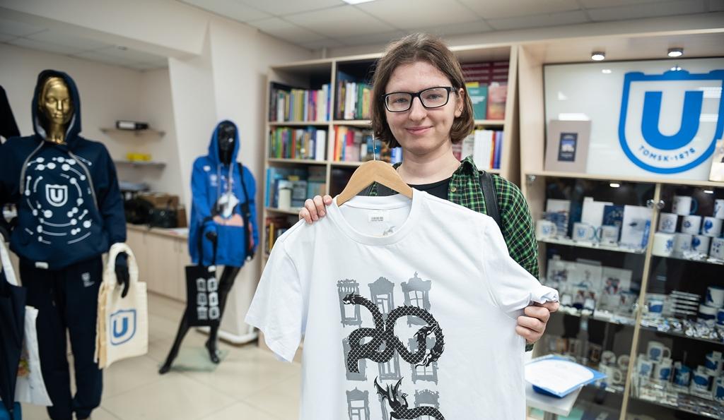 Принты с дизайнерского конкурса ТГУ украсили мерч, посвящённый Томску