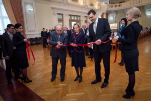 «…Но врезанные в память письмена бегущие столетья не сотрут…»