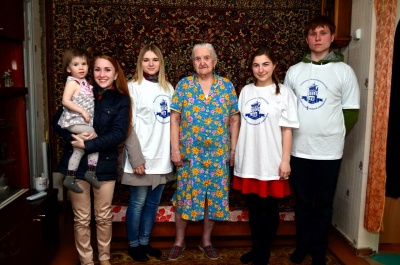 Волонтеры центра UNIVOL ТГУ в рамках акции «Старость в радость» поздравили ветеранов Томска с праздн...