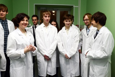  Томские старшеклассники примерили кресла директоров заводов в «Микране» 