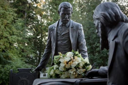 В роще ТГУ открыт памятник профессорам В.Флоринскому и Д.Менделееву