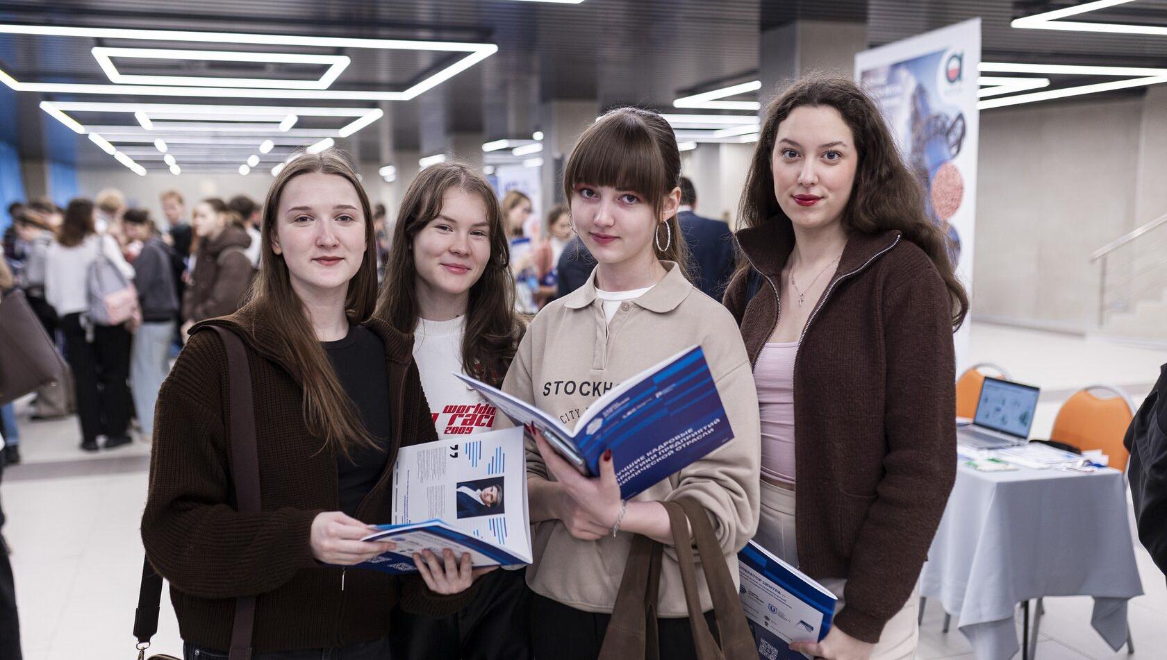 Почти 4 000 человек объединили форумы «Кадры для химии»