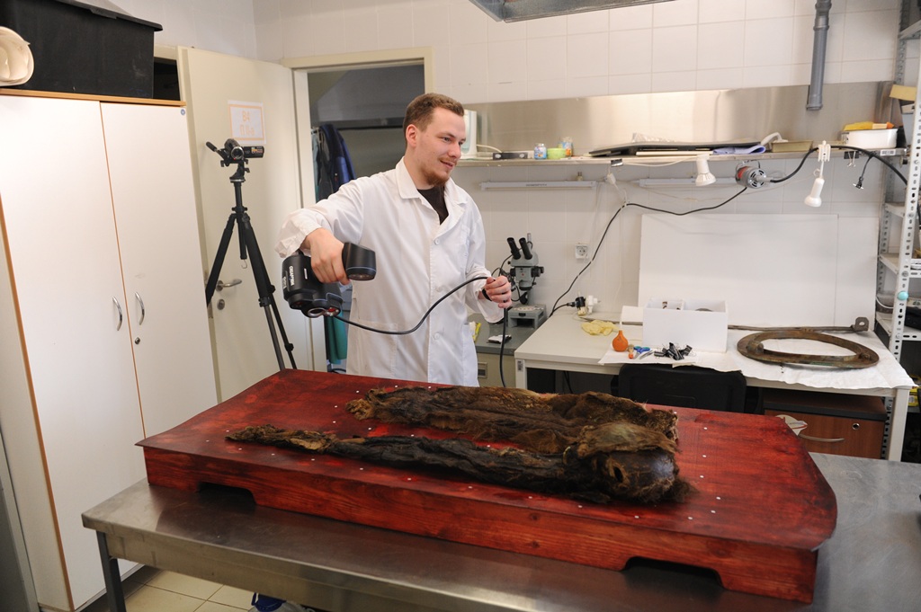 Археолог ТГУ отсканировал мумию мальчика, найденную в ЯНАО