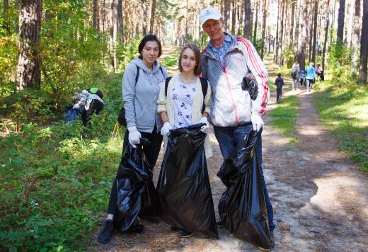 Студенты и школьники помогли очистить лес около села Тимирязевское