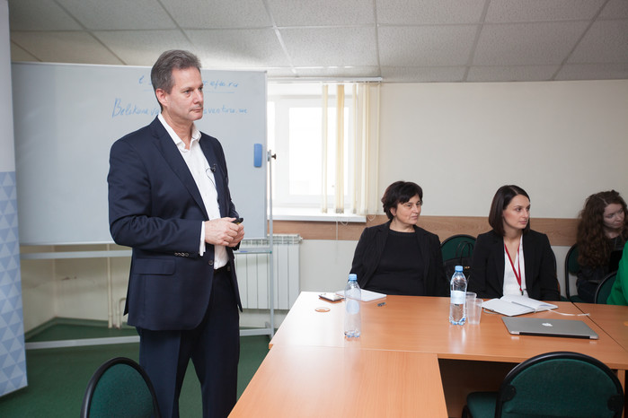 Представитель компании J&J Кристоф Янсен провел лекцию в ИТБИ ТГУ