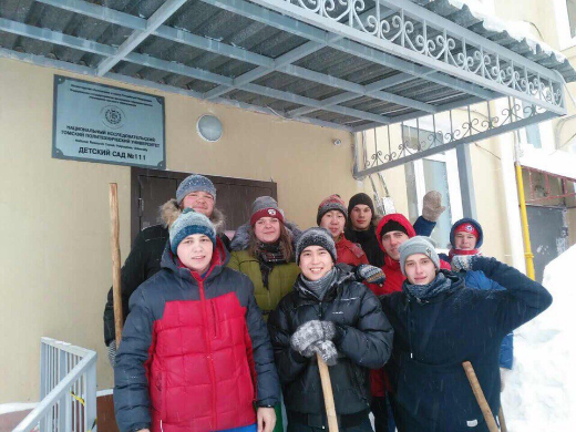 Больше ста студентов ТГУ помогают томичам бороться со снегом