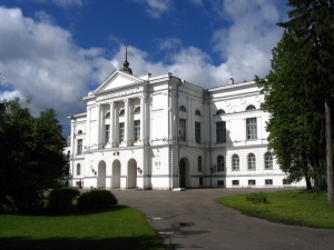 Выпускники поздравляют свою alma mater