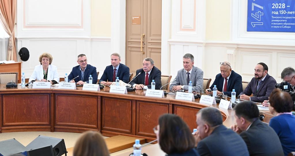 В ТГУ учёные обсуждают изменения во флоре и растительности Сибири 