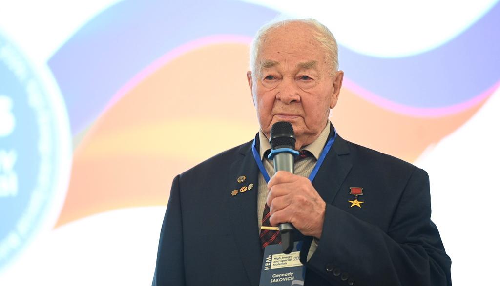 Президент РФ вручил орден академику РАН, профессору ТГУ Геннадию Саковичу