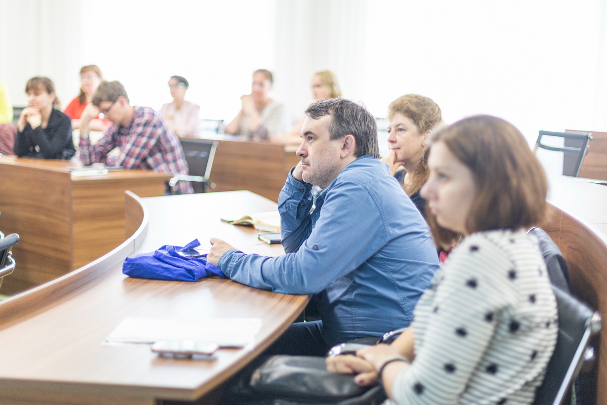 Женщина учитель. Учителя высшей школы. Учитель в вузе. Преподаватель вуза. Учителя.