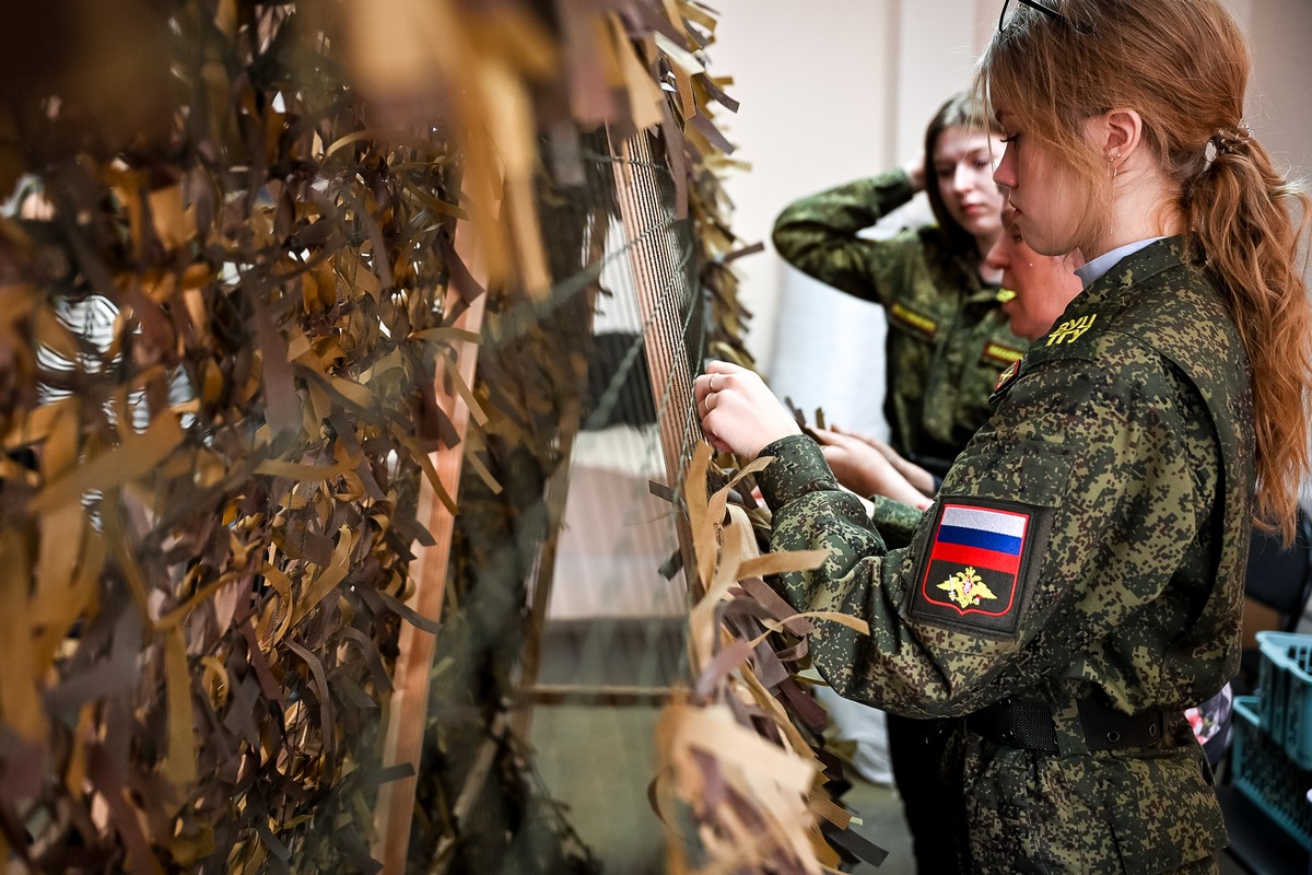 Студенты ТГУ плетут маскировочные сети для территорий СВО