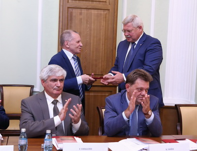 Губернатор вручил заслуженному профессору ТГУ Сергею Фоминых медаль «70 лет Великой Победы&ra...