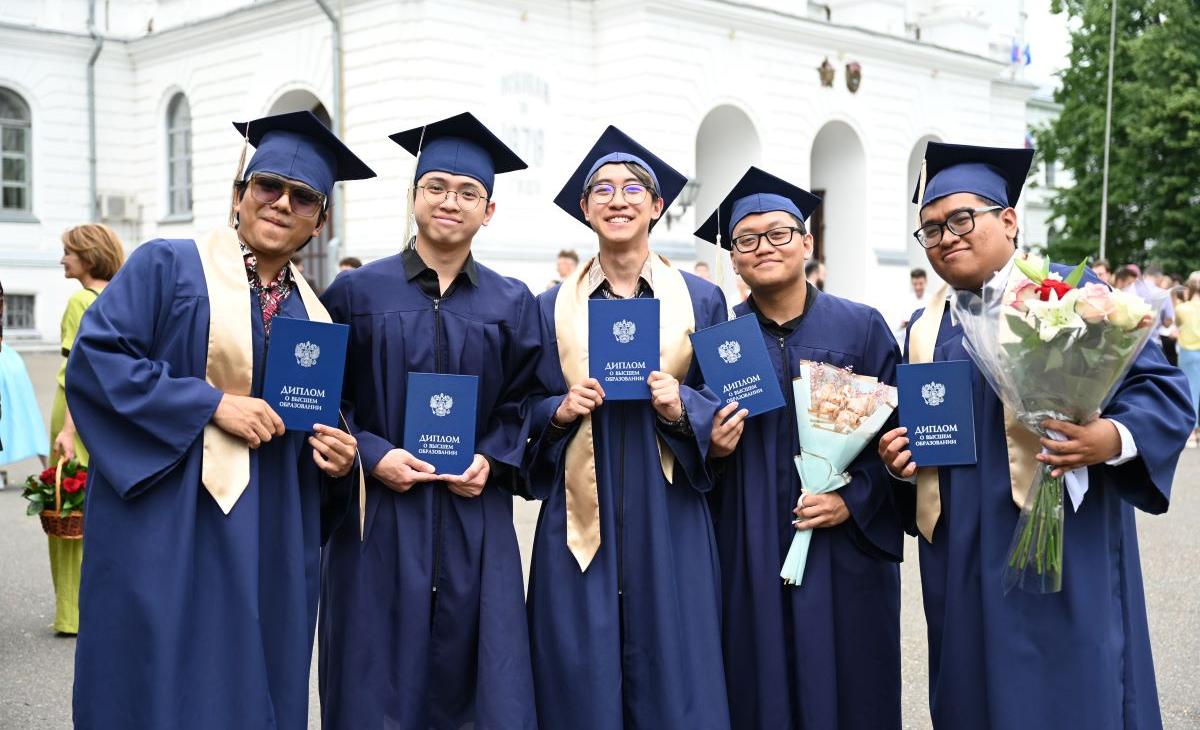 Выпускники HITs из Индонезии получили дипломы о высшем образовании