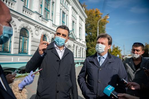 Мэр Томска осмотрел ремонт фасада здания Научной библиотеки ТГУ