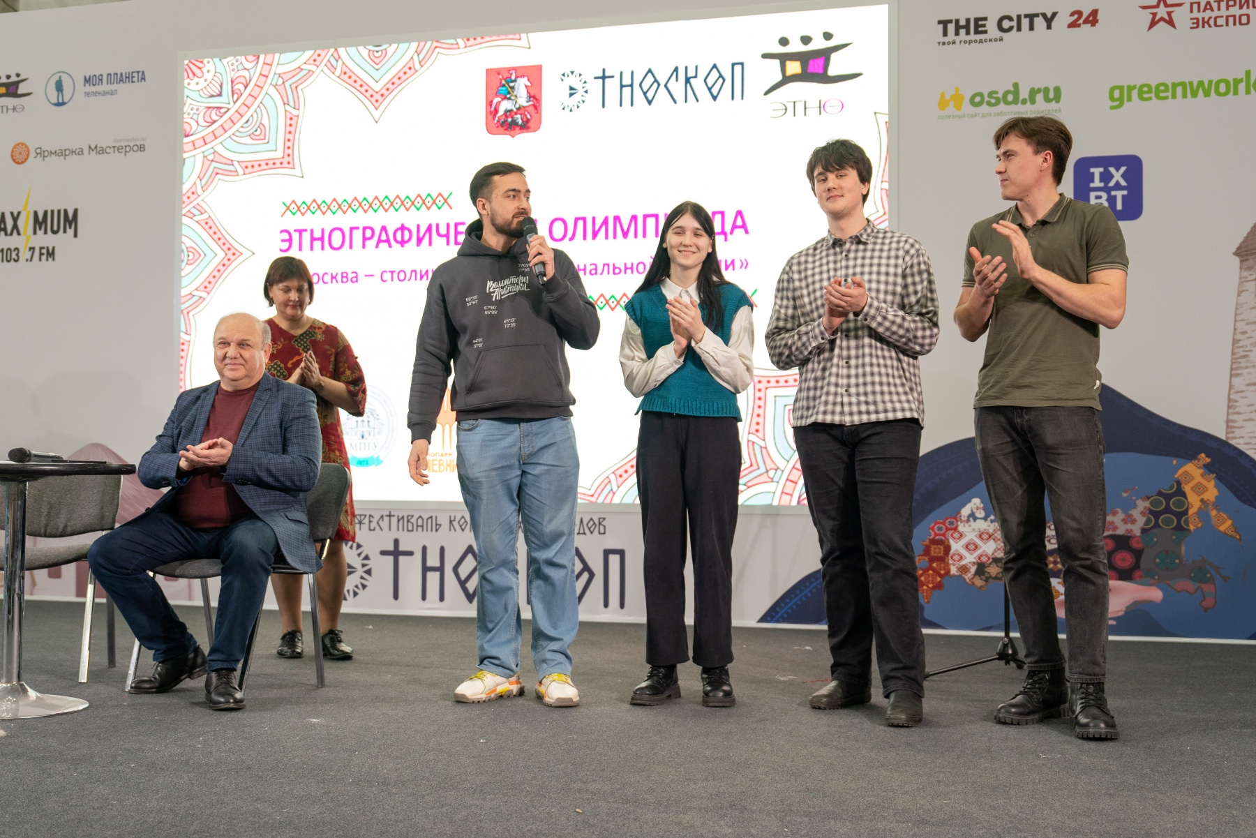 DSC08952 Фирсов и студенты ФИПН ТГУ.jpg