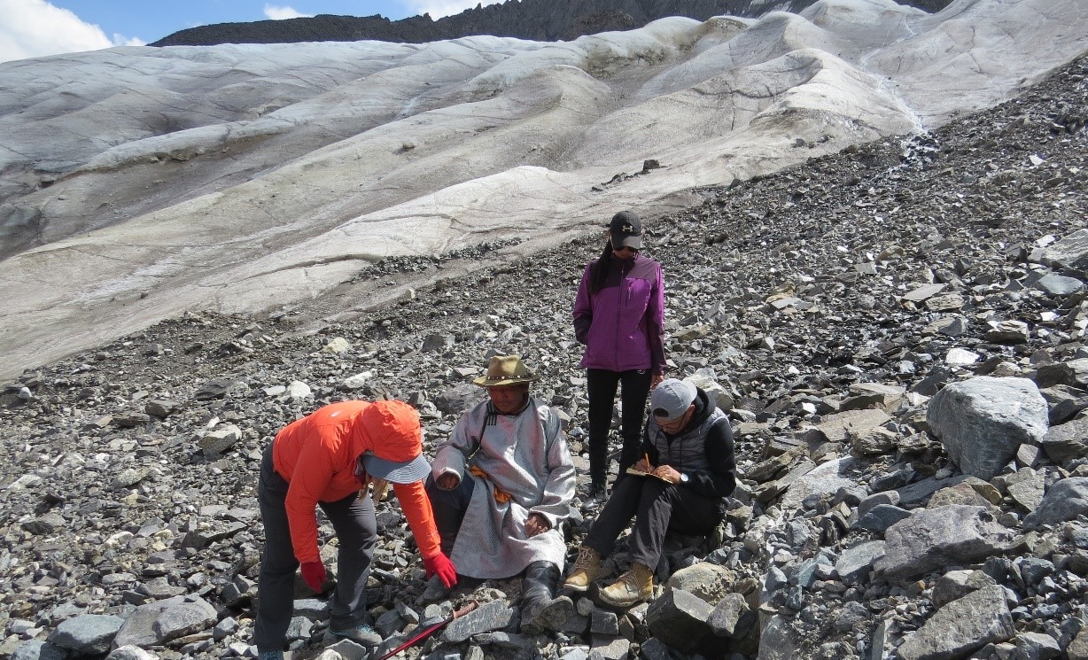 Монгольские ученые на леднике.jpg