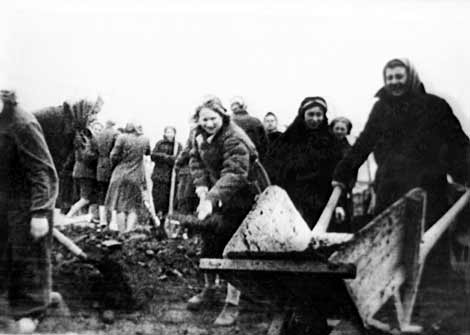 Студенты и сотрудники вуза на строительстве ГРЭС, 1943 г.