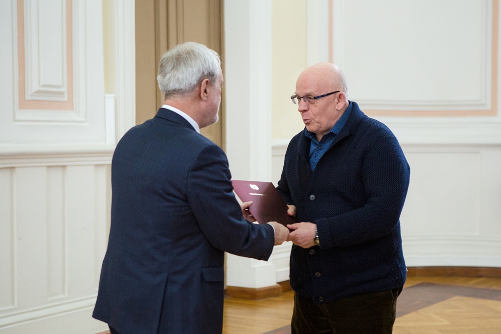 Юрий Чумляков получает грамоту из рук Виктора Дёмина