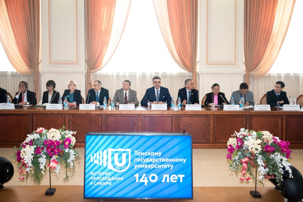 На круглом столе «Университеты на пути к совершенству»