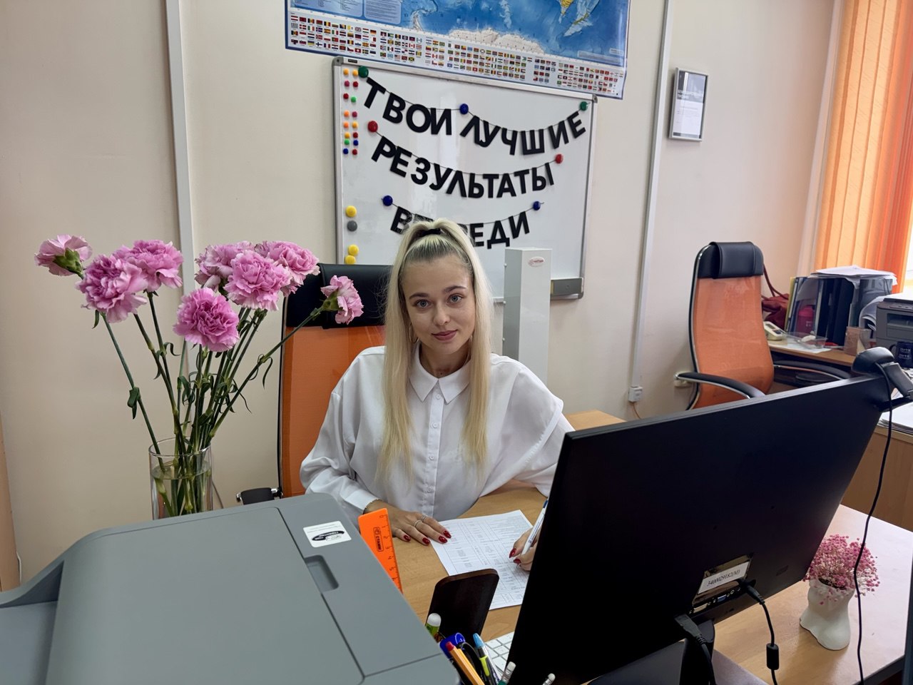 Мария Дугина на рабочем месте на ФИЯ.jpg