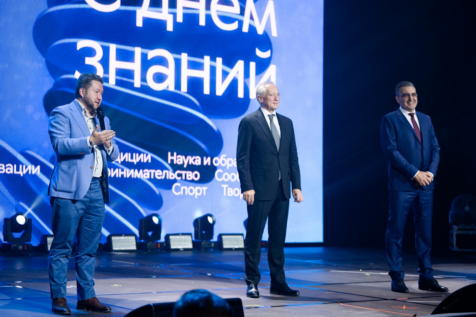 Председатель Российского союза молодежи Дмитрий Покровский поздравляет первокурсников ТГУ