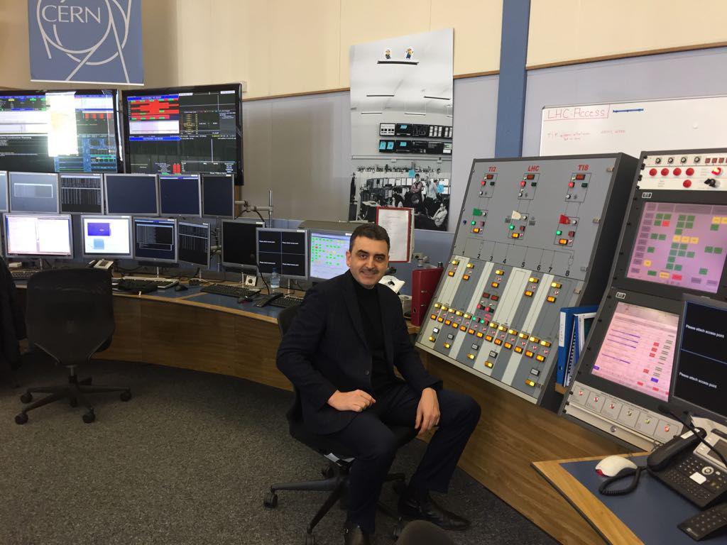 Эдуард Галажинский около пульта управления БАК