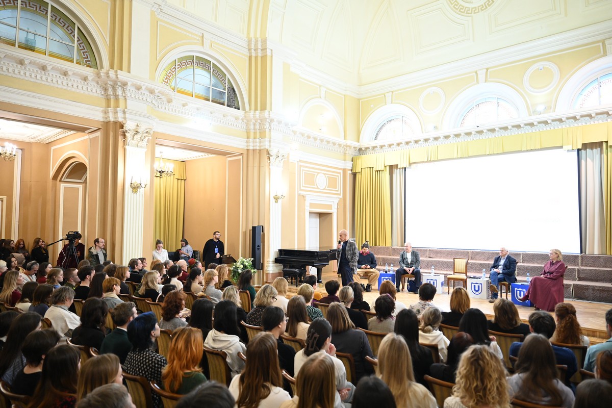 DSC_9134_1200 дискуссия об ИИ.jpg