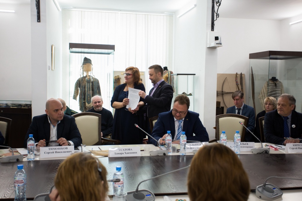 Подписание соглашения во время круглого стола 577A0808_1200.jpg