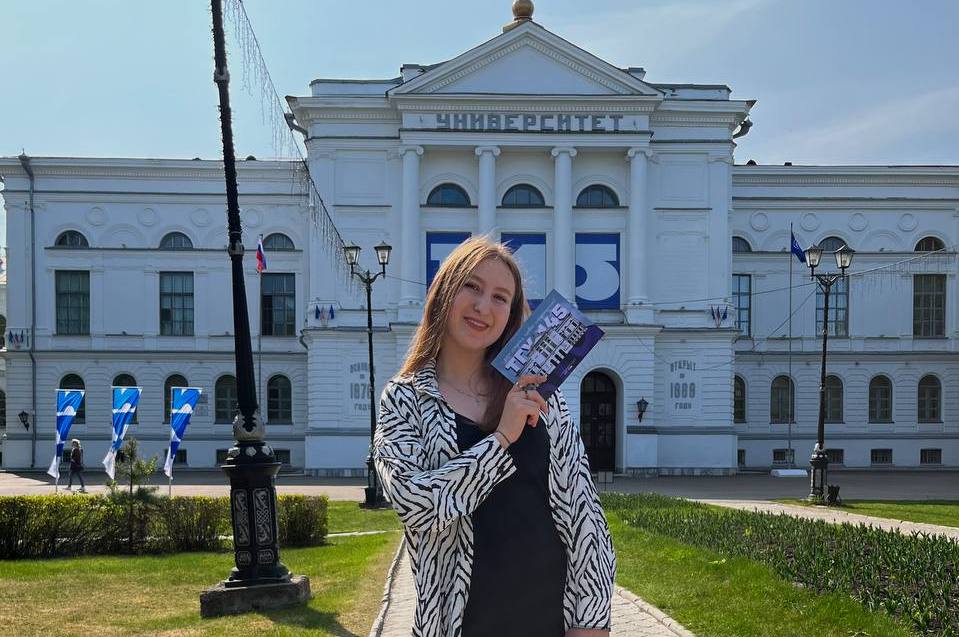 Ирина Амирова с открыткой_гор.jpg