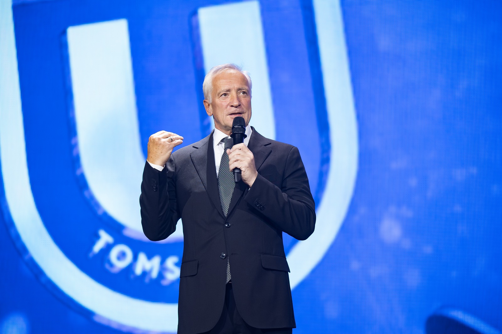 Губернатор Томской области Владимир Мазур поздравляет первокурсников ТГУ