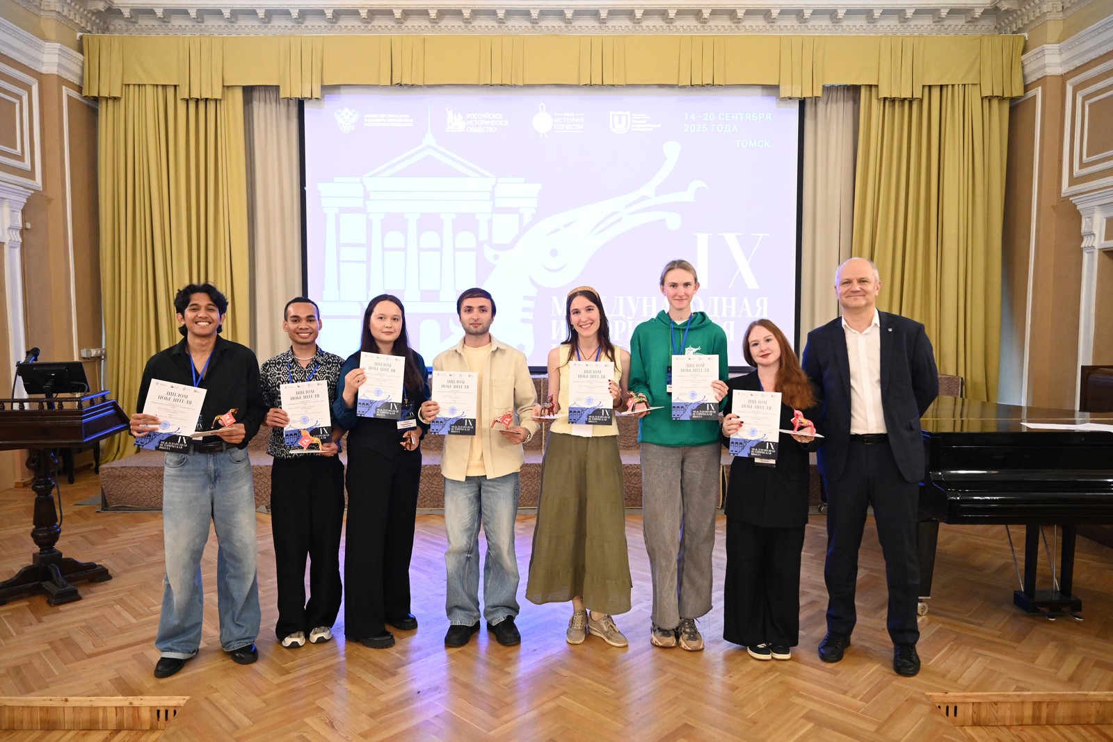 Авторы проекта «(Не)забытыми Томскими тропами» на награждении