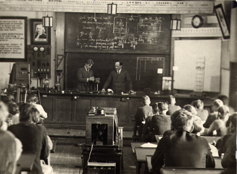 800px-KessenihVN_на лекции 1939.png