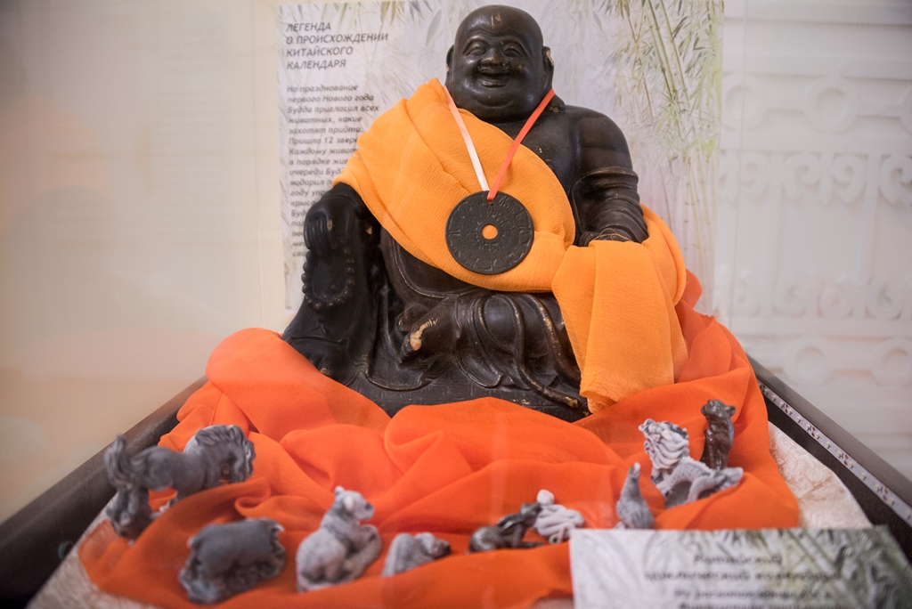 Китайский календарь на статуэтке будды Китайский календарь на статуэтке будды