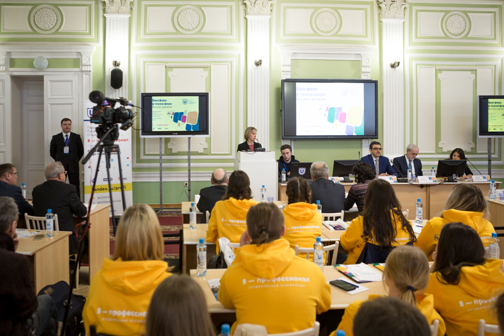 Людмила Огородова на открытии школы