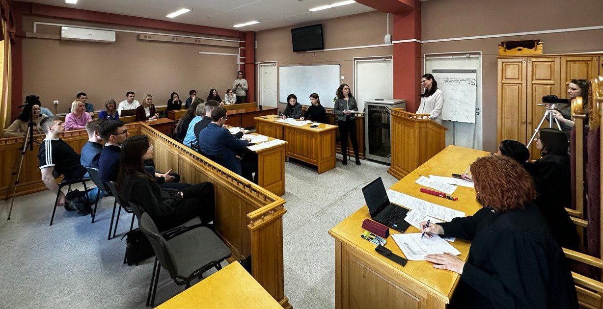 студенты ЮИ и ФилФ ТГУ на учебном судебном процессе.jpg