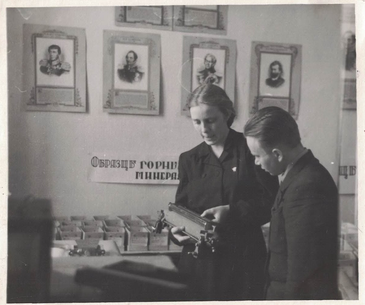 В.Малаховский и Г.Артемьева на выставке геологического отделения НСО ТГУ, 1951-52 гг.jpg