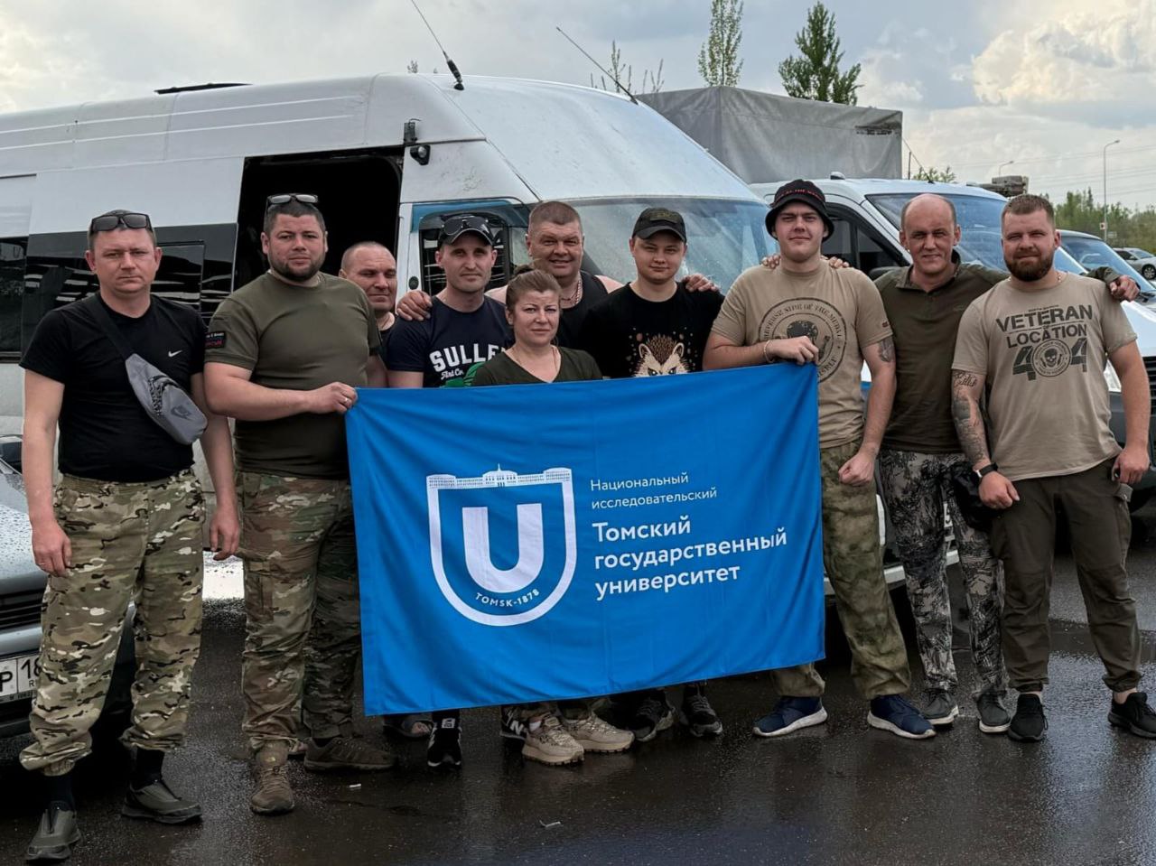Волонтеры с бойцами 201 военной базы и 1 славянской бригады.jpg