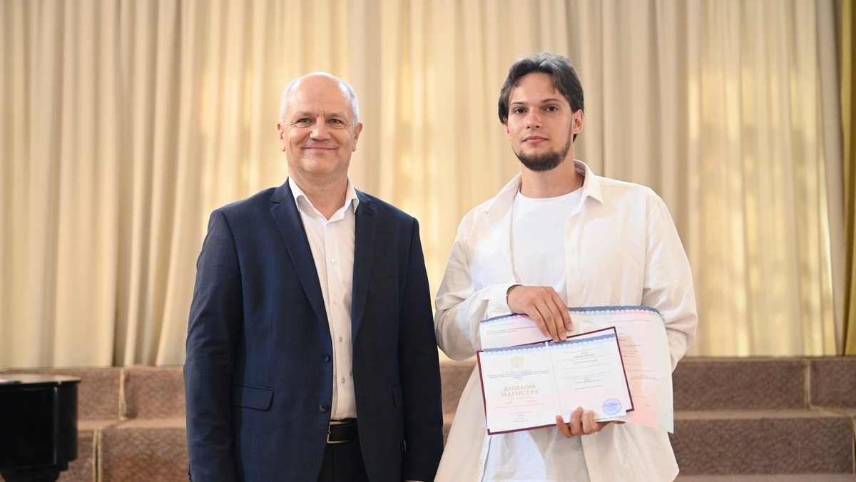 DSC_0051 М.Белов ФТФ ТГУ вручение диплома.jpg