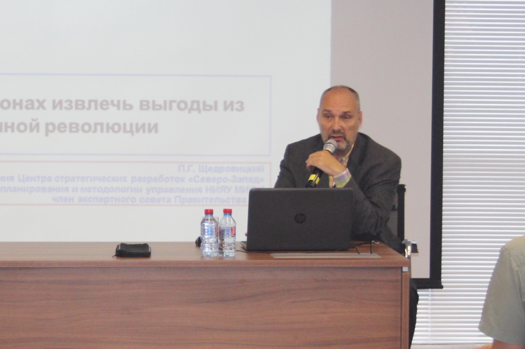 Петр Щедровицкий на лекции в ИЭМ ТГУ Щедровицкий за столом_cr.jpg