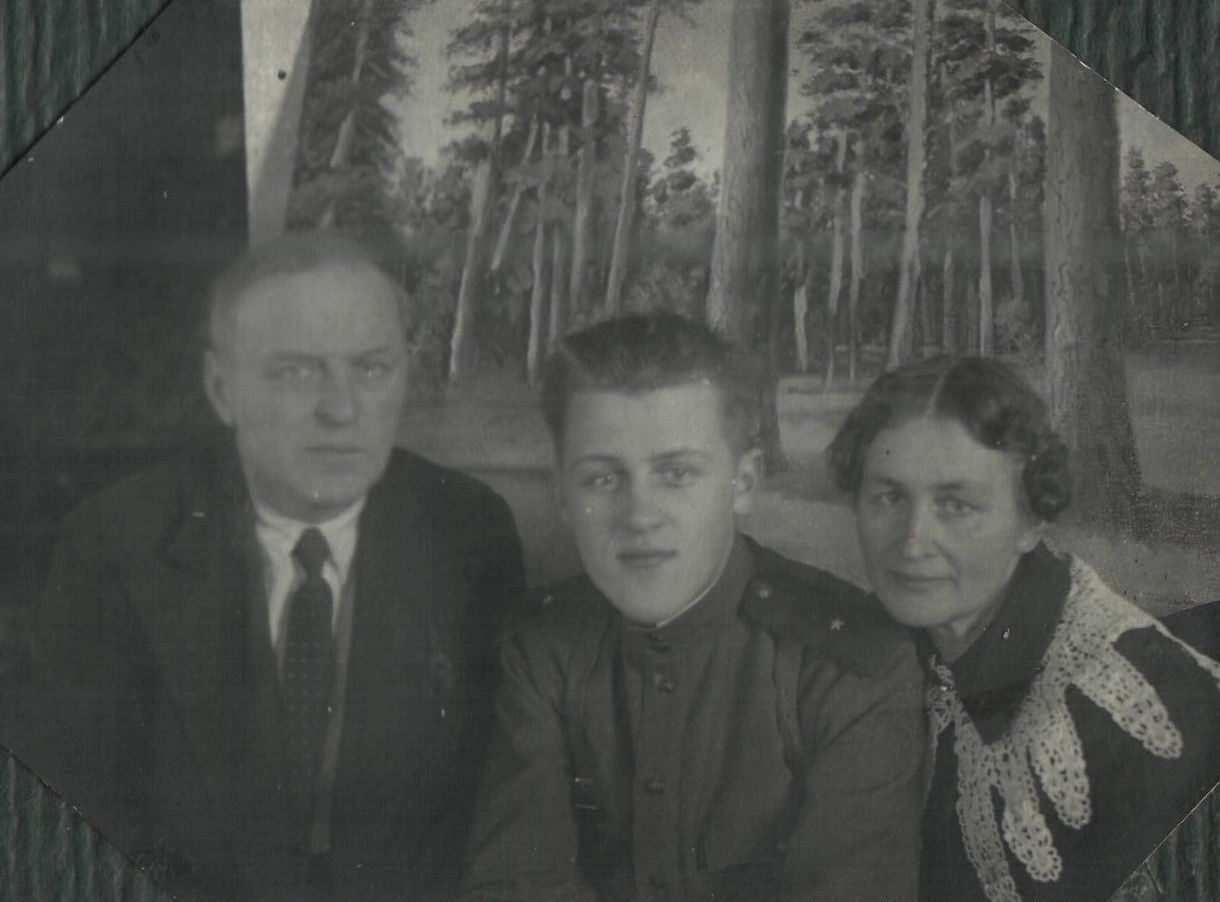 Хахловы Венедикт Андреевич - Вадим Венедиктович - Тамара Алексеевна.jpeg