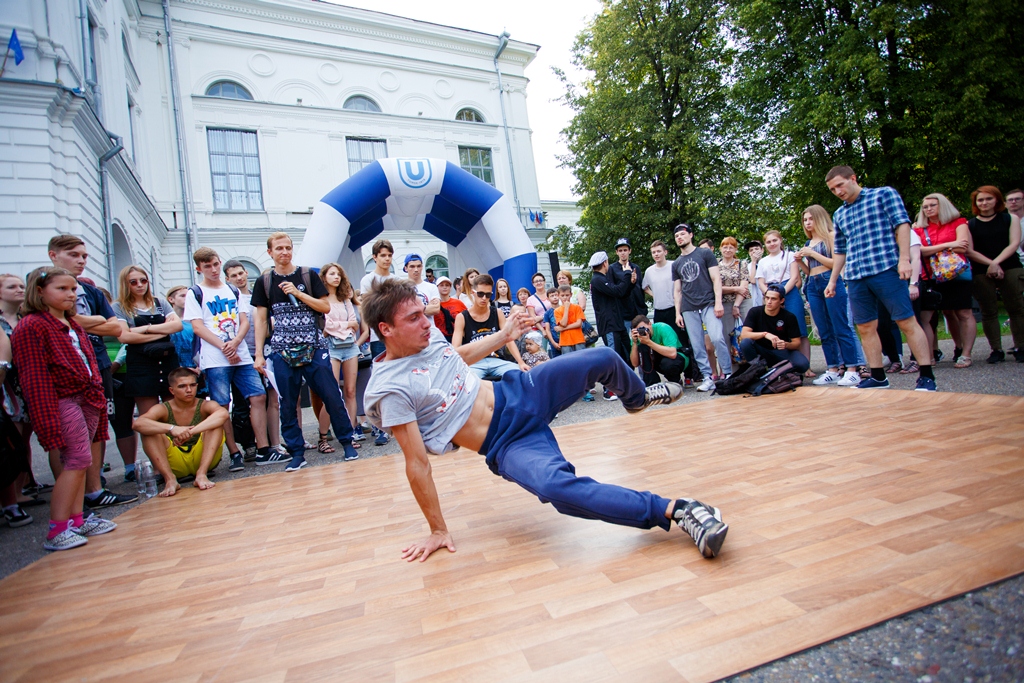 Танцевальный баттл Танцевальный баттл