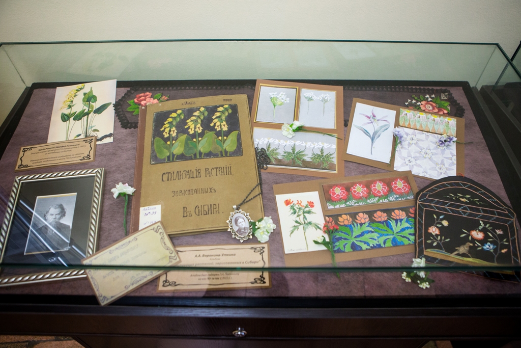 Витрина с альбомом и гербарием шалфея Потанина.jpg Витрина с альбомом и гербарием шалфея Потанина.jpg