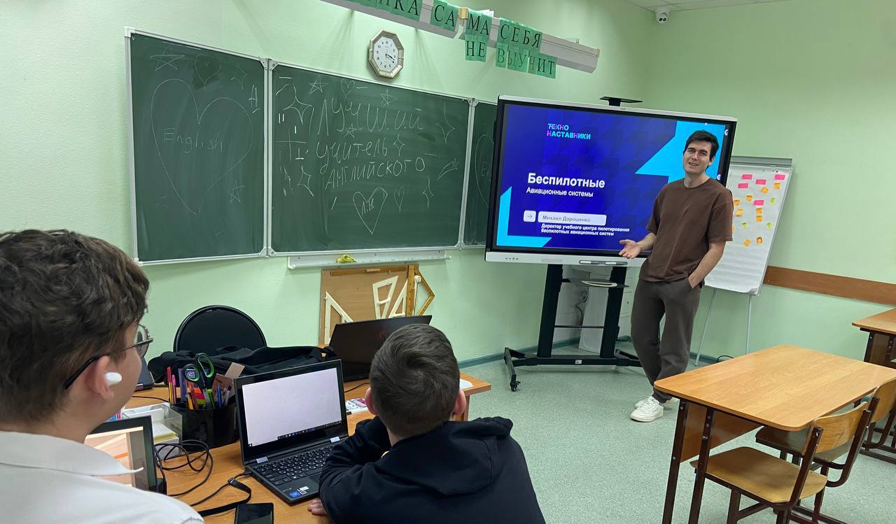 photo_2025-12-01_ФИТ ТГУ обучает школьников.jpg