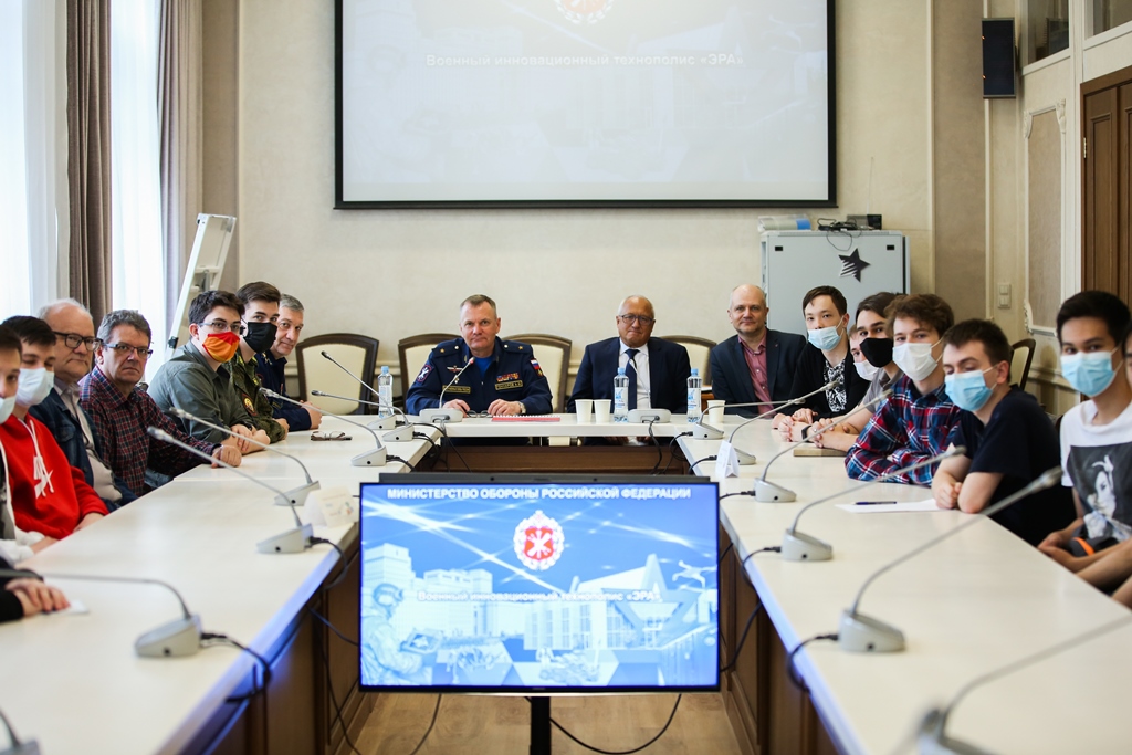 Встреча начальника ГУНИД МО РФ генерала-майора Андрея Гончарова со студентами ТГУ 356.jpg