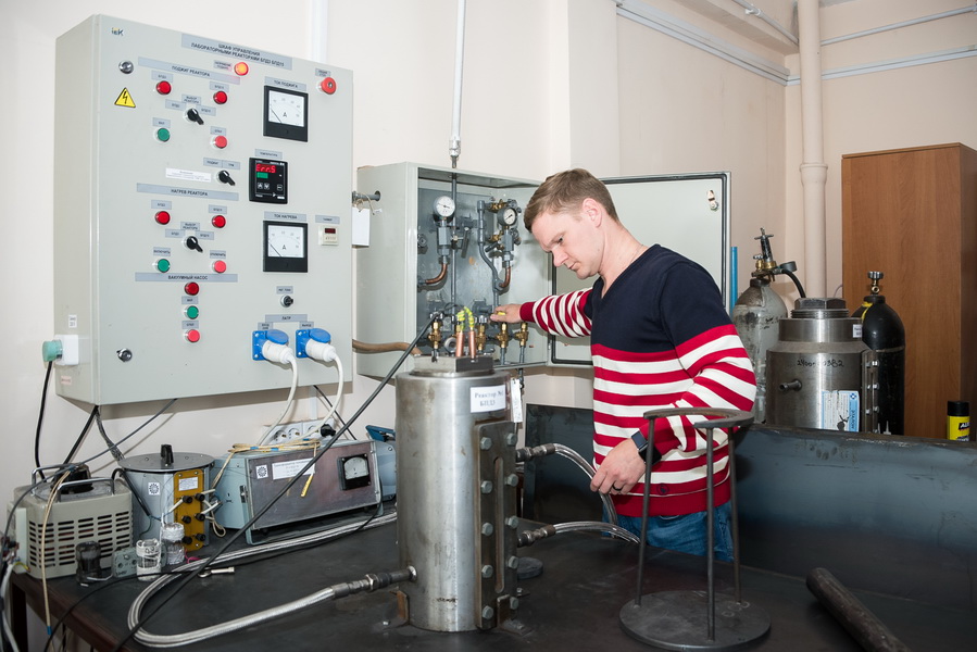 Владимир Промахов запускает реактор для спекания Владимир Промахов.jpg