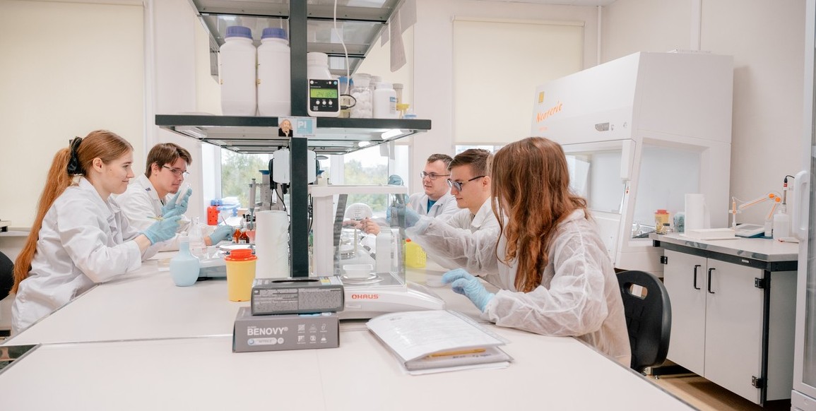 Агробиотек ПММ_студенты в лаборатории ВИША ТГУ.jpg