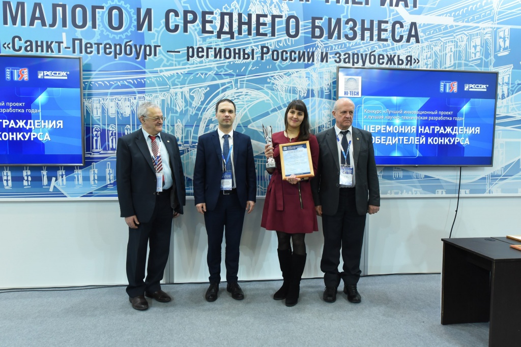 Екатерина Марченко с наградами выставки.jpg