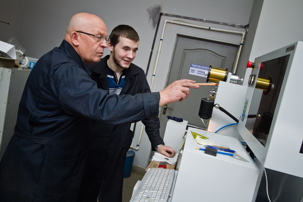 Профессор Юрий Чумляков в лаборатории img_6917.jpg